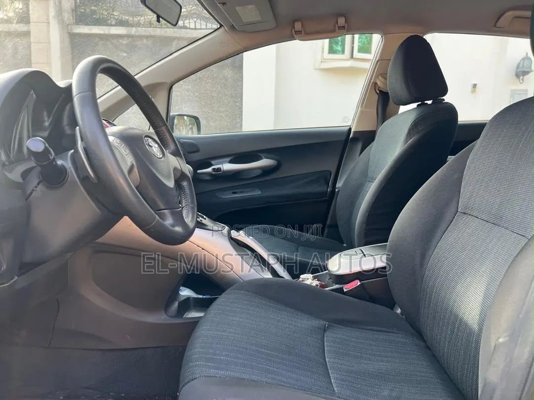 Toyota Auris 2011 Silver