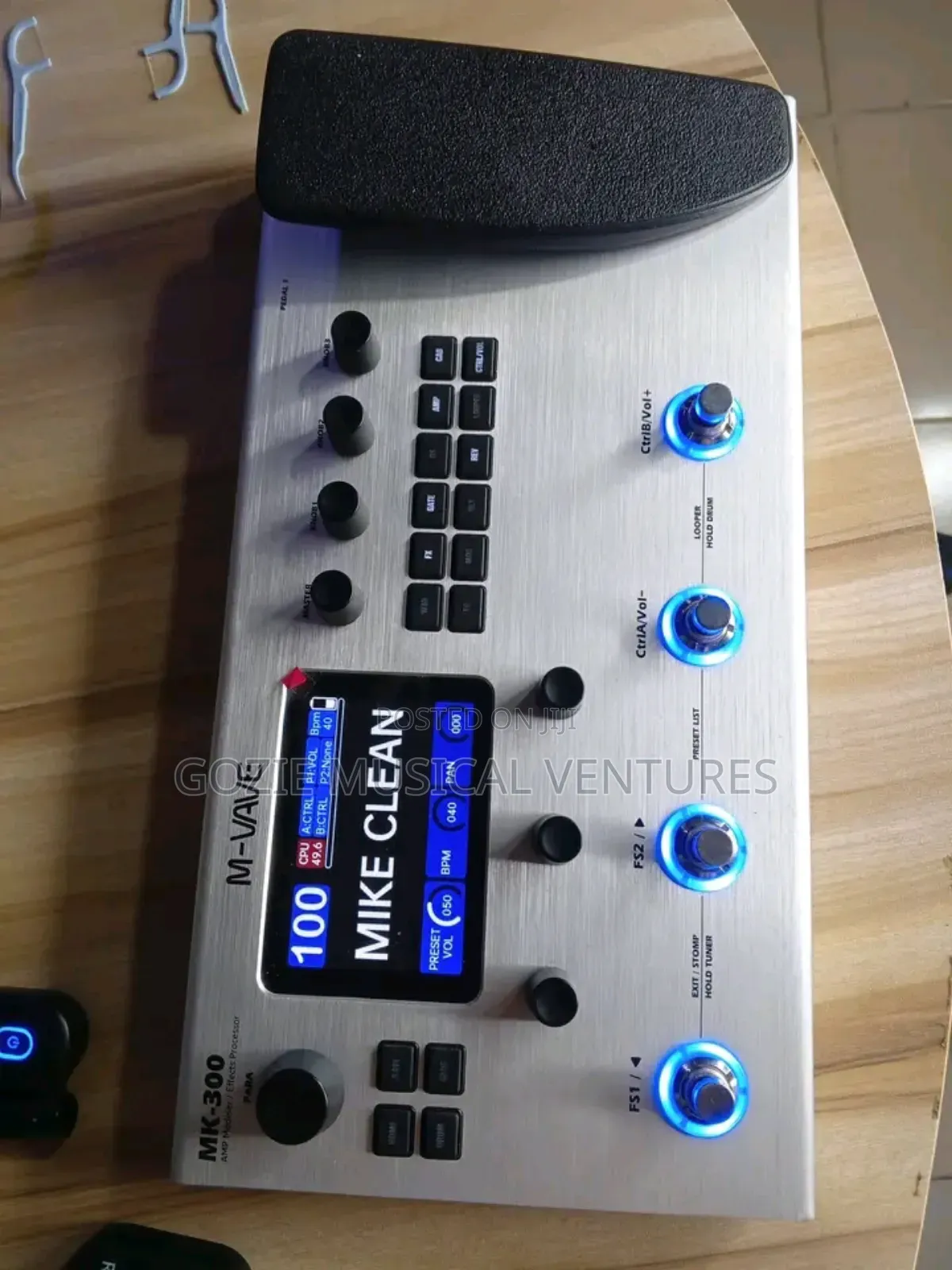 Sliver Colour M-Vave Mk 300 Guitar Effect Processor With Inbulde