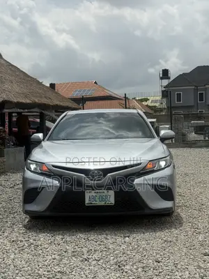 Toyota Camry SE FWD (2.5L 4cyl 8AM) 2018 Silver