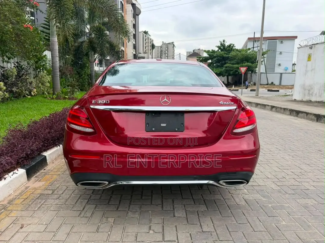 Mercedes-Benz E300 2018 Red