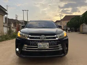 Toyota Highlander XLE 4dr SUV AWD (3.5L 6cyl 6A) 2015 Gray