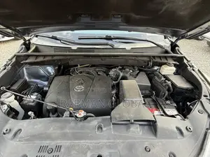 Toyota Highlander XLE 4x4 V6 (3.5L 6cyl 8A) 2018 Gray