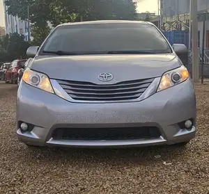 Toyota Sienna XLE AWD (3.5L 6cyl 8A) 2018