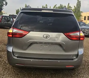 Toyota Sienna XLE AWD (3.5L 6cyl 8A) 2018