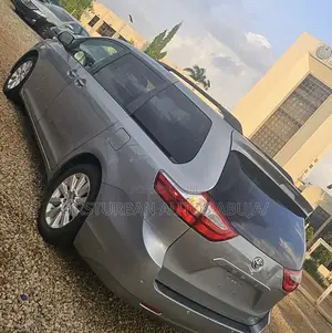 Toyota Sienna XLE AWD (3.5L 6cyl 8A) 2018