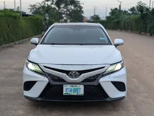 Toyota Camry XSE FWD (2.5L 4cyl 8AM) 2018 White