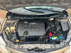 Toyota Corolla LE 4dr Sedan (1.8L 4cyl 4A) 2013 Gold