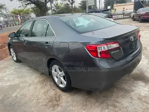 Toyota Camry SE 4dr Sedan w/Prod. End 11/13 (2.5L 4cyl 6A) 2014 Gray