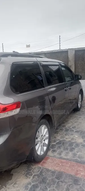 Toyota Sienna 2013 Brown