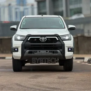 Toyota Hilux 2022 White
