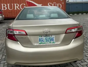 Toyota Camry LE 4dr Sedan (2.5L 4cyl 6A) 2013 Gold