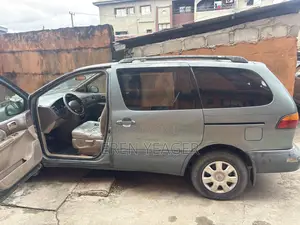 Toyota Sienna LE & 1 hatch 2000 Gray