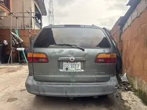 Toyota Sienna LE & 1 hatch 2000 Gray