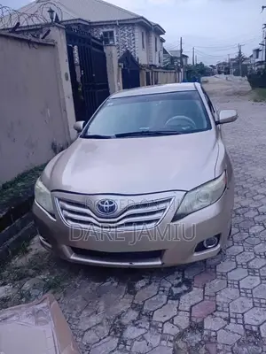 Toyota Camry LE 4dr Sedan (2.5L 4cyl 6A) 2011 Gold