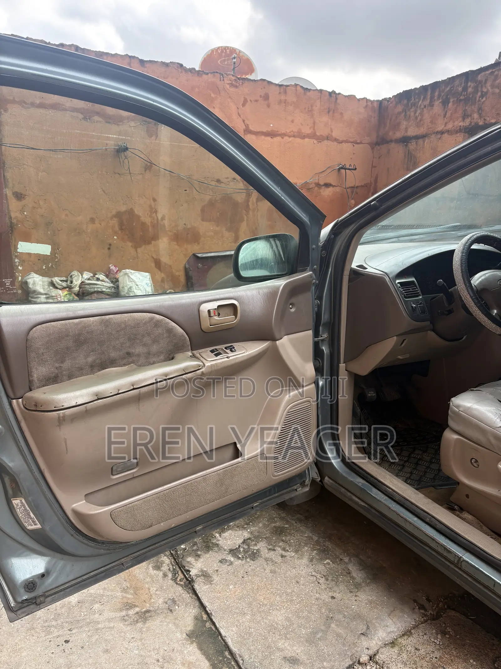 Toyota Sienna LE & 1 hatch 2000 Gray
