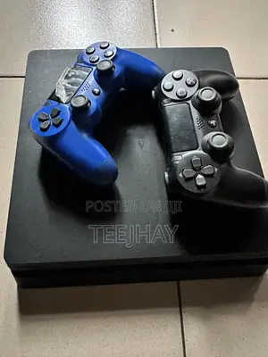 Play Station 4. Slim