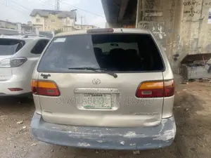 Toyota Sienna 1999 Gold
