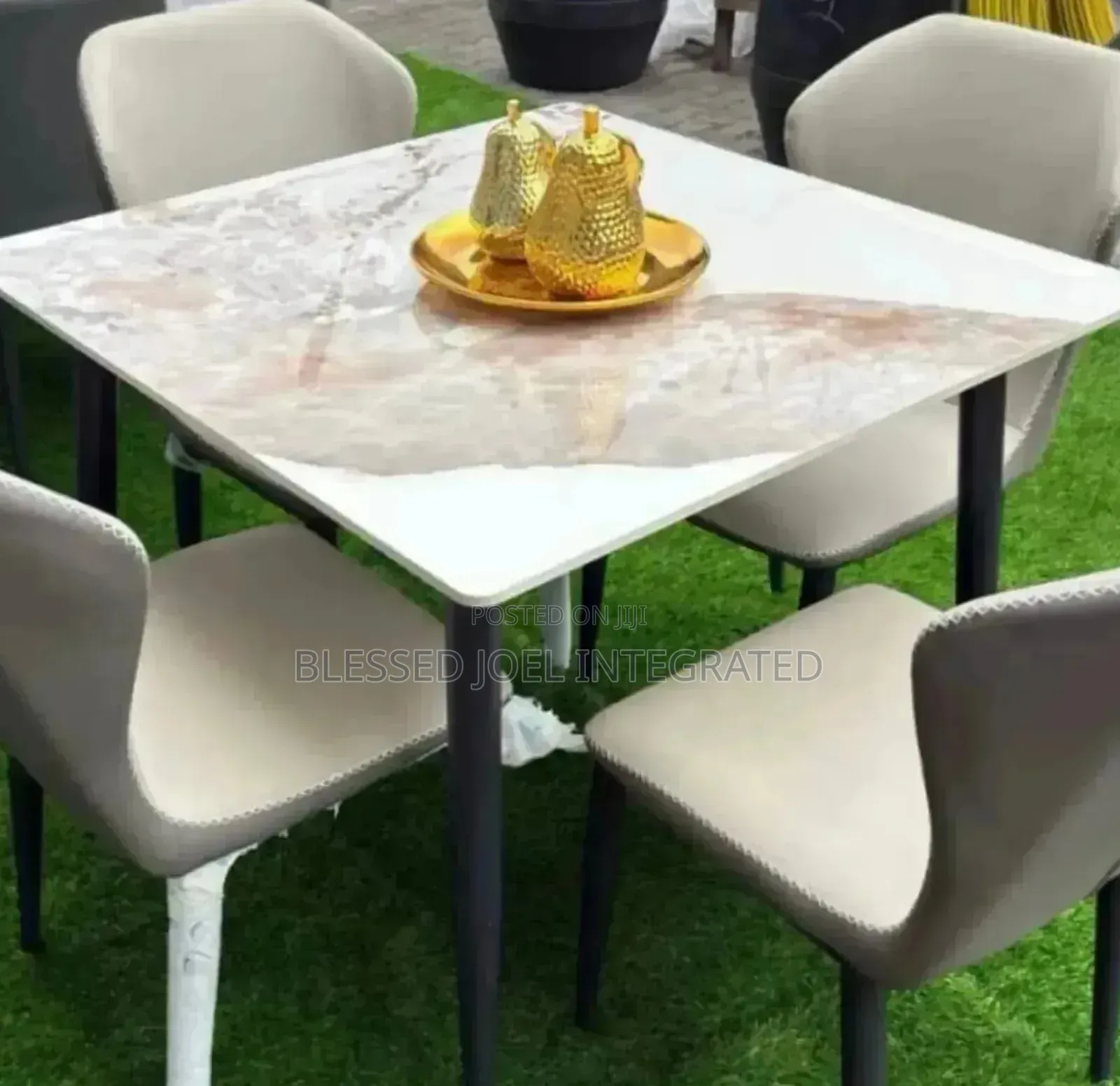 Dining Table Site 4 Seaters