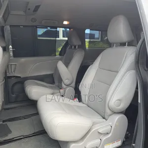 Toyota Sienna XLE Premium 8 Passenger (3.5L 6cyl 6A) 2016 Gray