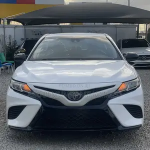Toyota Camry SE (2.5L 4cyl 8A) 2019 White