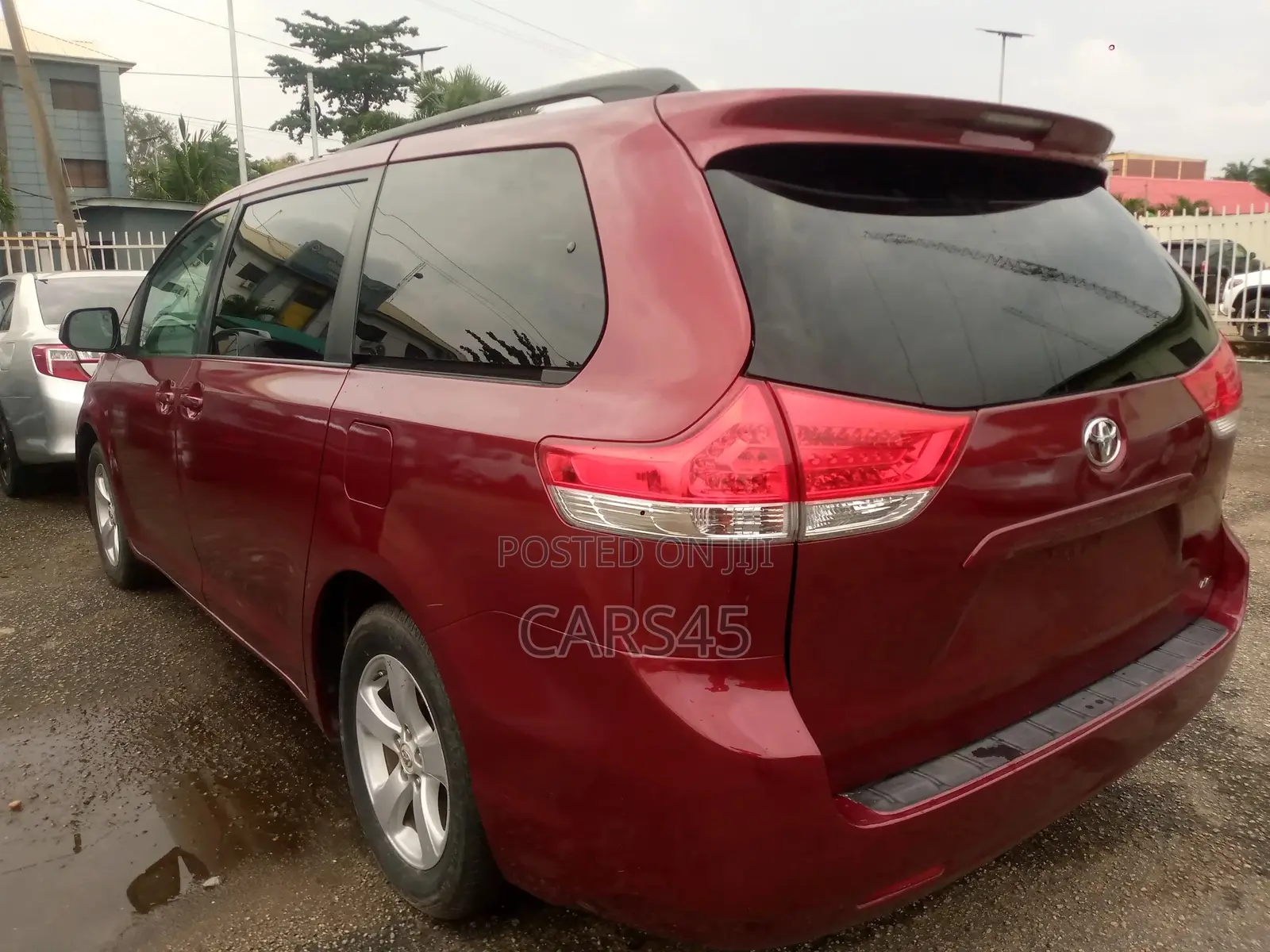 Toyota Sienna 2011 Red