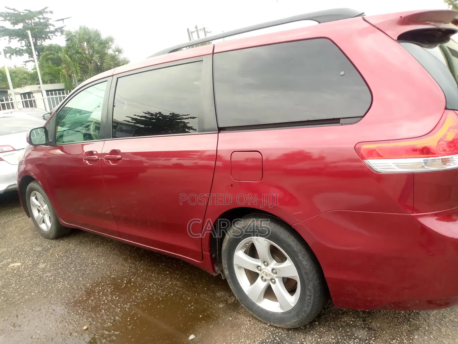 Toyota Sienna 2011 Red