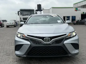 Toyota Camry SE FWD (2.5L 4cyl 8AM) 2018 Silver
