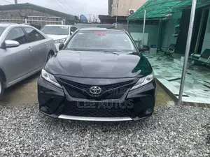 Toyota Camry SE FWD (2.5L 4cyl 8AM) 2018 Black