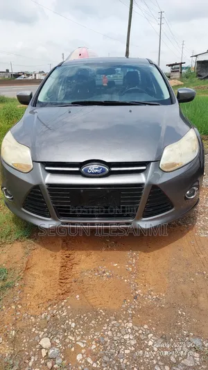 Ford Focus SE Sedan FWD (2.0L 4cyl 5M) 2012 Gray