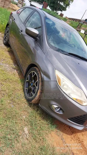 Ford Focus SE Sedan FWD (2.0L 4cyl 5M) 2012 Gray