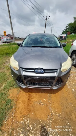 Ford Focus SE Sedan FWD (2.0L 4cyl 5M) 2012 Gray
