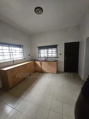 3bdrm Block of Flats in Abiodun Bero, Lagos Island / Lagos Island
