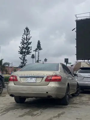 Mercedes-Benz E350 Base 4Matic Sedan AWD (3.5L 6cyl 7A) 2010 Gold