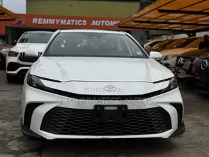 Toyota Camry SE 2025 White