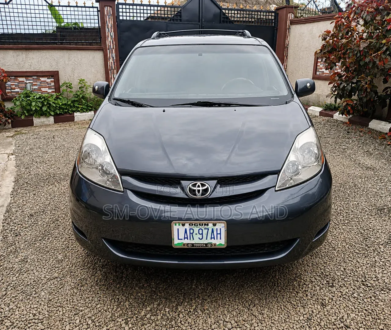Toyota Sienna LE 2008 Gray