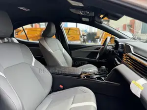 Toyota Camry SE 2025 White