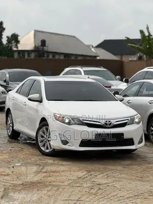 Toyota Camry SE V6 4dr Sedan (3.5L 6cyl 6A) 2013 White
