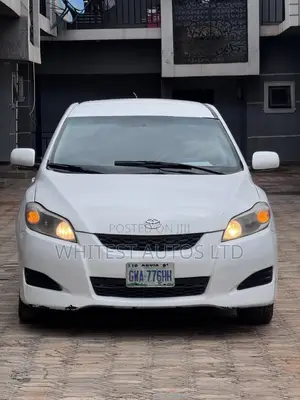 Toyota Matrix L Hatchback FWD (1.8L 4cyl 5M) 2011 White