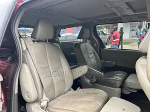 Toyota Sienna 2010 Maroon
