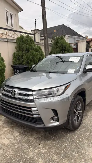 Toyota Highlander XLE 4x4 V6 (3.5L 6cyl 8A) 2017 Silver