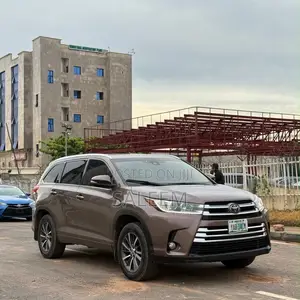 Toyota Highlander XLE 4x2 V6 (3.5L 6cyl 8A) 2017 Brown