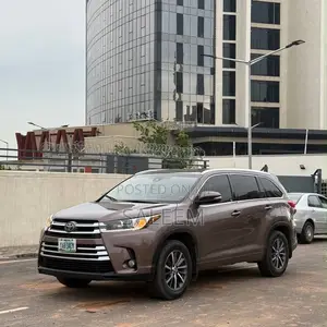 Toyota Highlander XLE 4x2 V6 (3.5L 6cyl 8A) 2017 Brown