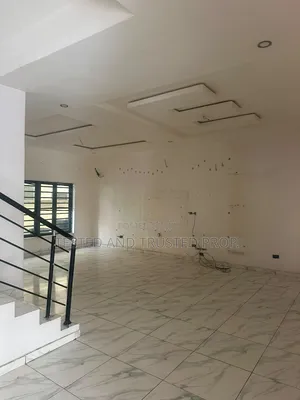 4bdrm Duplex in Harris Drive Vgc, Chevron for rent