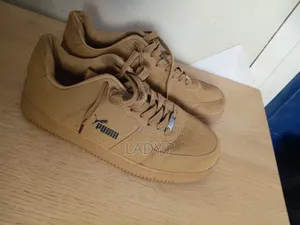 Low-Top Casual Sneaker / Skateboard Shoe- Size 43