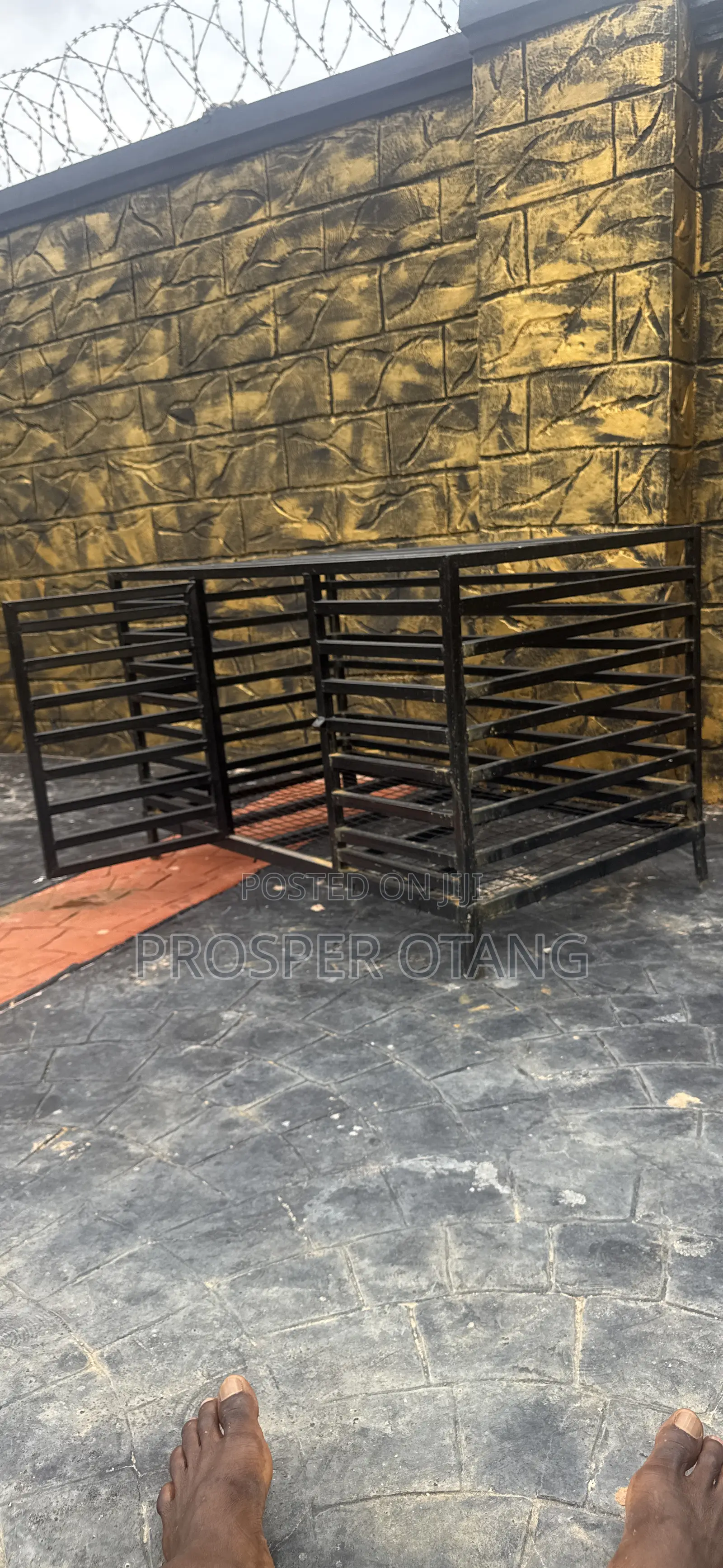 A Quality Dogs and Cats Cage.