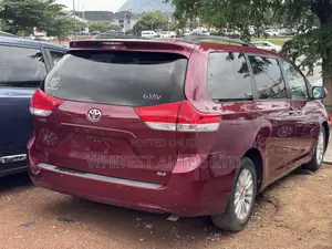 Toyota Sienna XLE 8-Passenger 4dr Minivan (3.5L 6cyl 6A) 2014 Burgundy