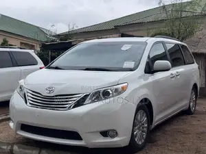 Toyota Sienna XLE 8 Passenger 2011 White