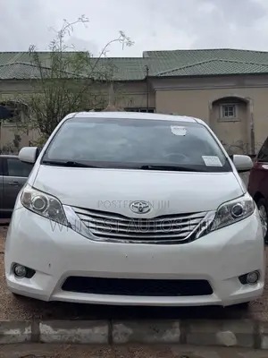 Toyota Sienna XLE 8 Passenger 2011 White