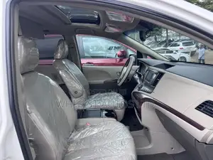 Toyota Sienna XLE 8 Passenger 2011 White