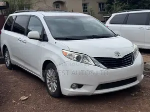 Toyota Sienna XLE FWD 8-Passenger 2013 White